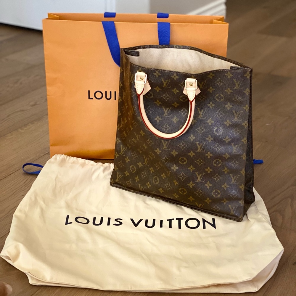 LOUIS VUITTON
#laptoptote
#magazinestote
#everydayoutfitstyle